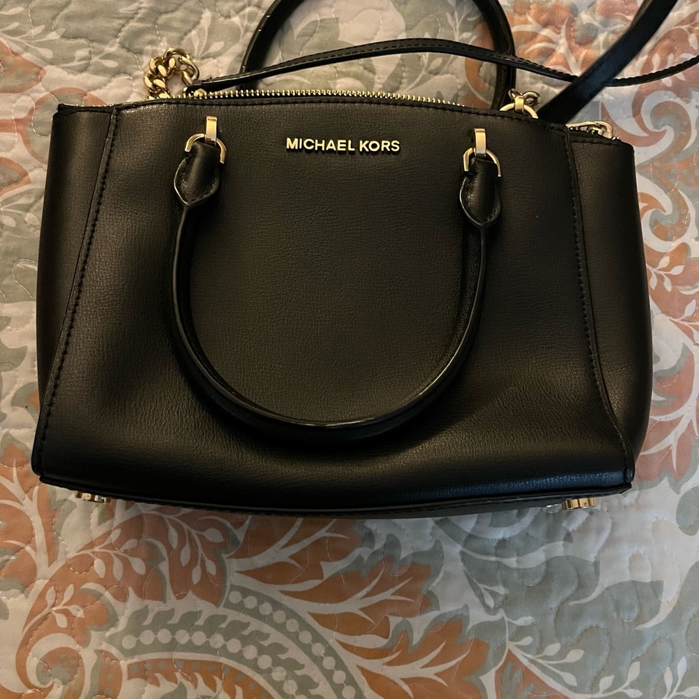 Michael kors side bag in the color black